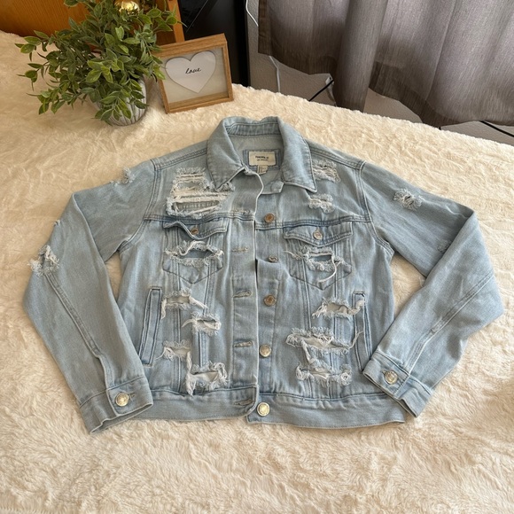 Forever 21 Jackets & Blazers - Forever 21 distressed denim jacket Size small
